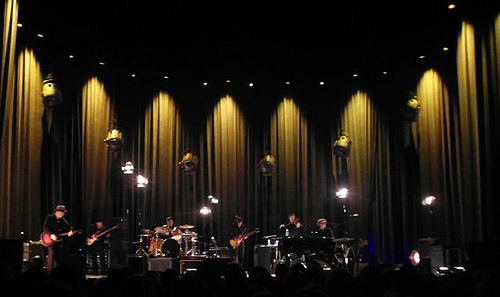 Dylan and band on stage, HMH